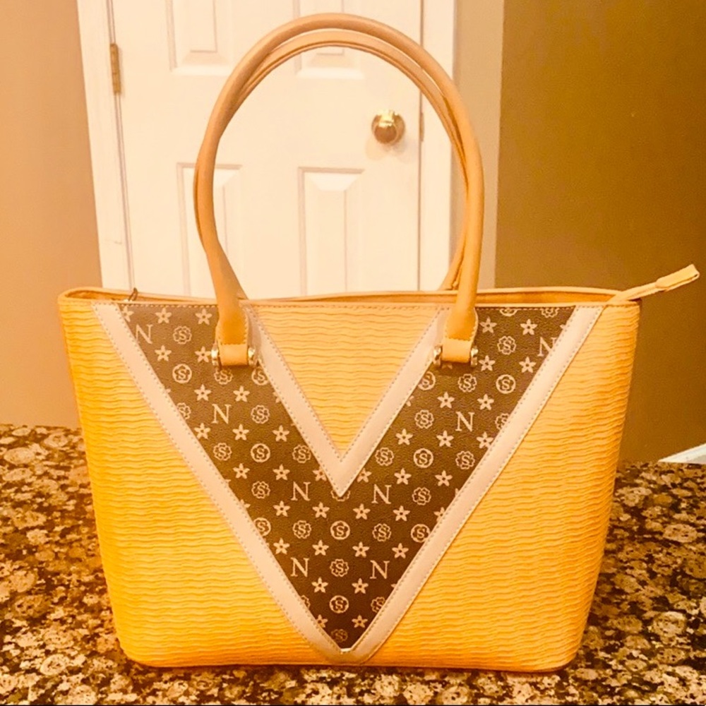 Gorgeous & Classy  Detailed  Nice Style Hand bag.